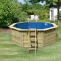 Karibu Holzpool Modell 1 X Set mit blauer Innenhülle und Leiter im Garten.