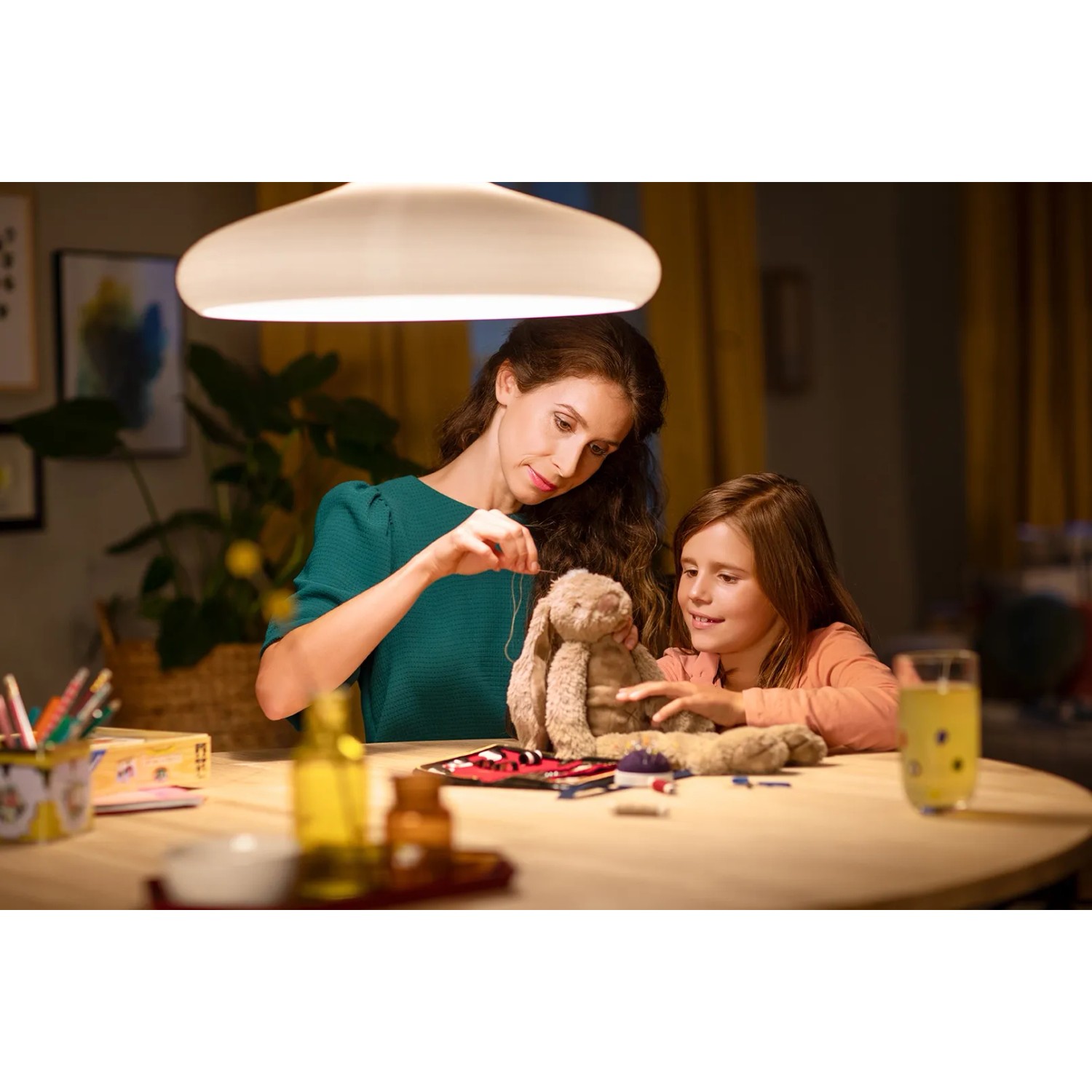 Szene mit Philips GU10 LED-Leuchtmittel 4,6W: Mutter und Tochter nähen im warmen Licht.