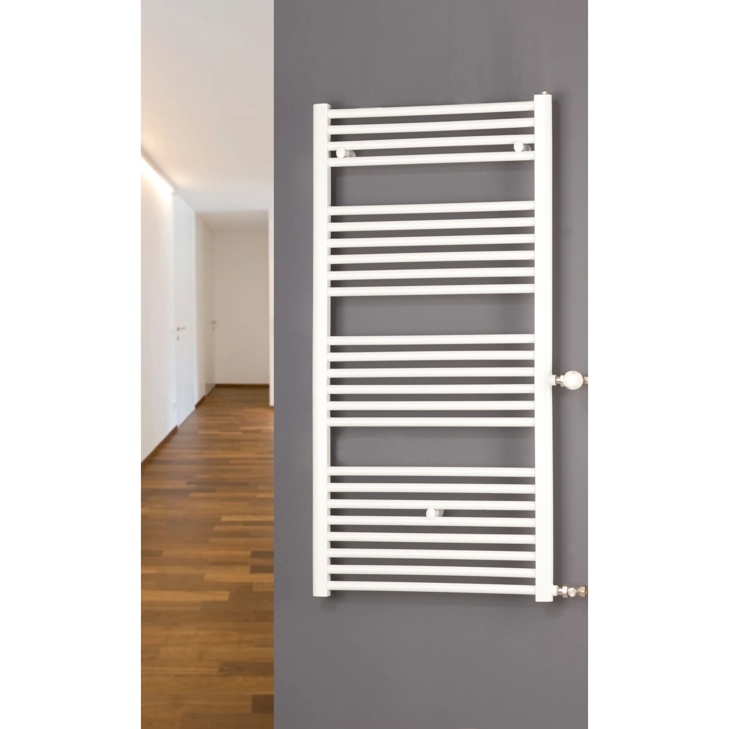 Weißer Ximax Badheizkörper Hektor (1616x600 mm, 904 Watt) an grauer Wand. Heizkörper für Bad.