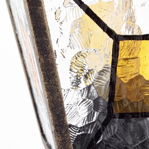 Detailaufnahme der schwarzen und goldenen Außenstandleuchte Janel, Wegeleuchte.
