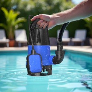 Blaue Wiltec Schmutzwasserpumpe mit Schwimmerschalter wird von Hand in Pool gehalten. Effiziente Tauchpumpe für Garten, Teich, Keller.