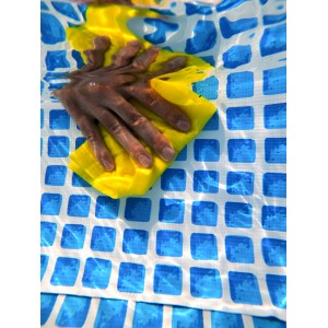 Anwendung von transparentem T-Rex Waterproof Tape unter Wasser auf Poolfolie.