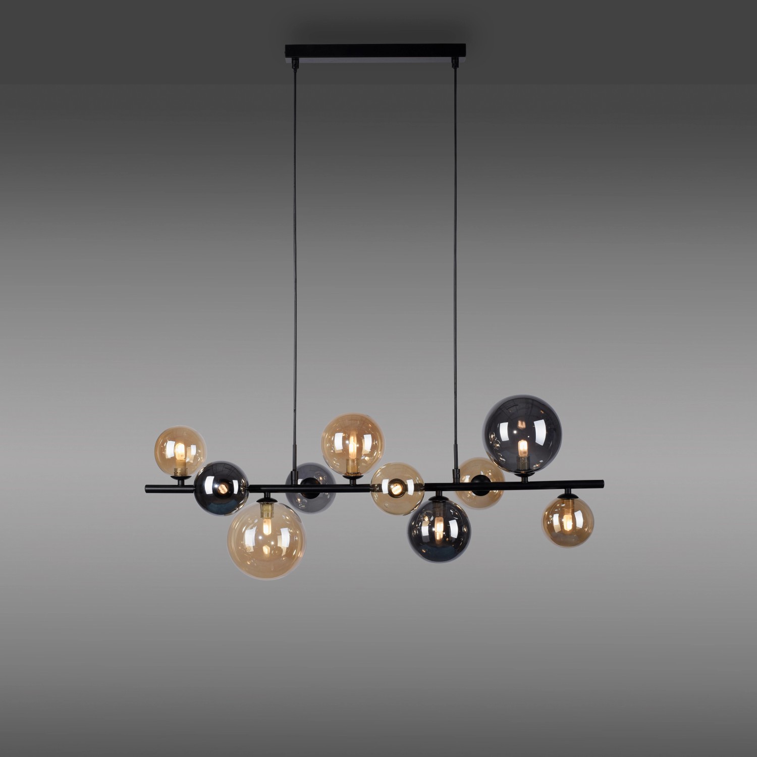 Schwarze Paul Neuhaus Pendelleuchte Popsicle mit 10 Amber- und Rauchglas-Kugeln.