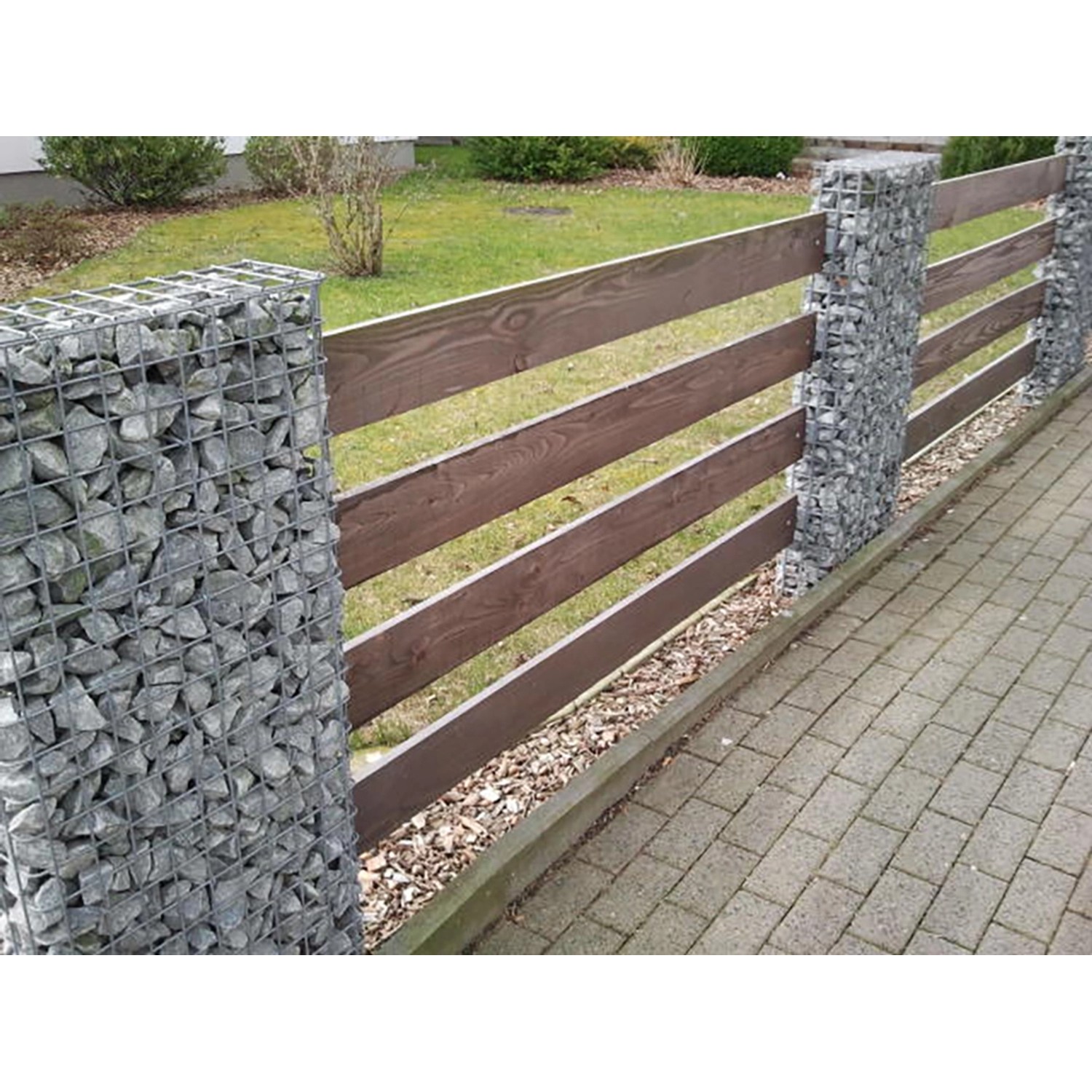 Gabiona Gabionenzaun mit Holzfüllung und Steinen, 180x107x17 cm, Maschenweite 5x10 cm.