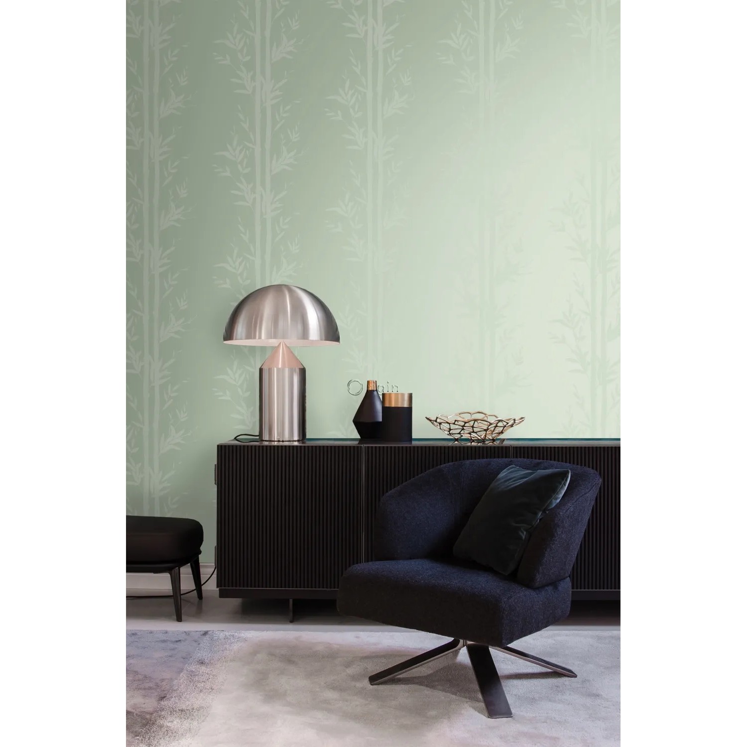 Olivgrüne Bambus Tapete von Origin Wallcoverings im modern eingerichteten Wohnzimmer.