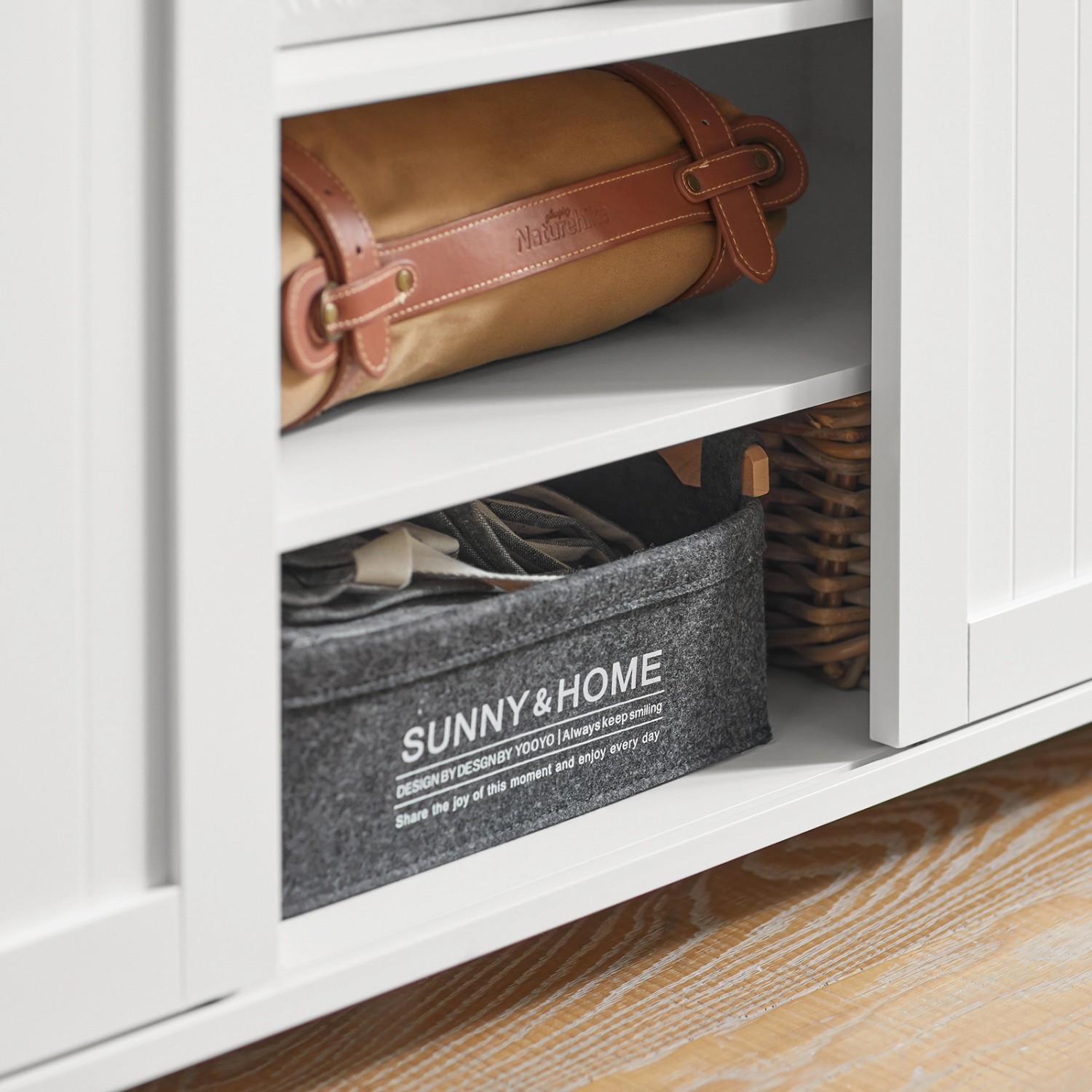 Detailansicht: Weißes SoBuy Sideboard FSB74-W mit Schiebetür und Ablagefächern.