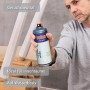Mann sprüht belton Buntlack Perfect Elegant White seidenmatt auf Holz. Buntlack-Spray für Innen & Außen.