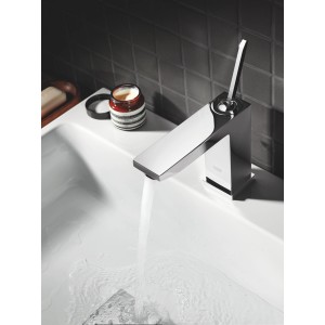 Grohe Eurocube Joy Waschtischarmatur M-Size in Chrom mit Wasserfluss im Waschbecken.