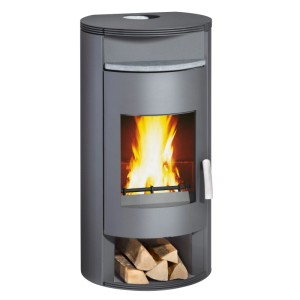 Grauer Wamsler Auron Kaminofen (8 kW) mit Holzscheiten im Lagerfach und brennendem Feuer im Brennraum.