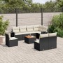 Schwarze 9-tlg. Garten-Sofagarnitur aus Polyrattan mit cremefarbenen Kissen und Holztisch.