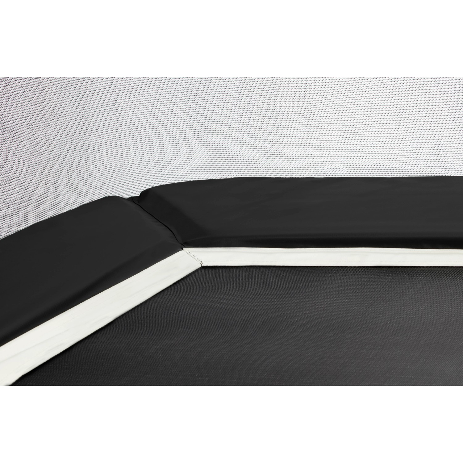 Detailaufnahme: Schwarzes Salta Trampolin Combo mit Schutzrand und Sicherheitsnetz.