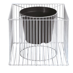 Wilk Gabionen-Pflanzgefäß Futura M, 40x40 cm, feuerverzinkt mit schwarzem Pflanztopf.