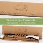 Verpackung und Einzelteile des needs&wants Pflanzenregals Bloomy2 aus braun lasiertem Holz.
