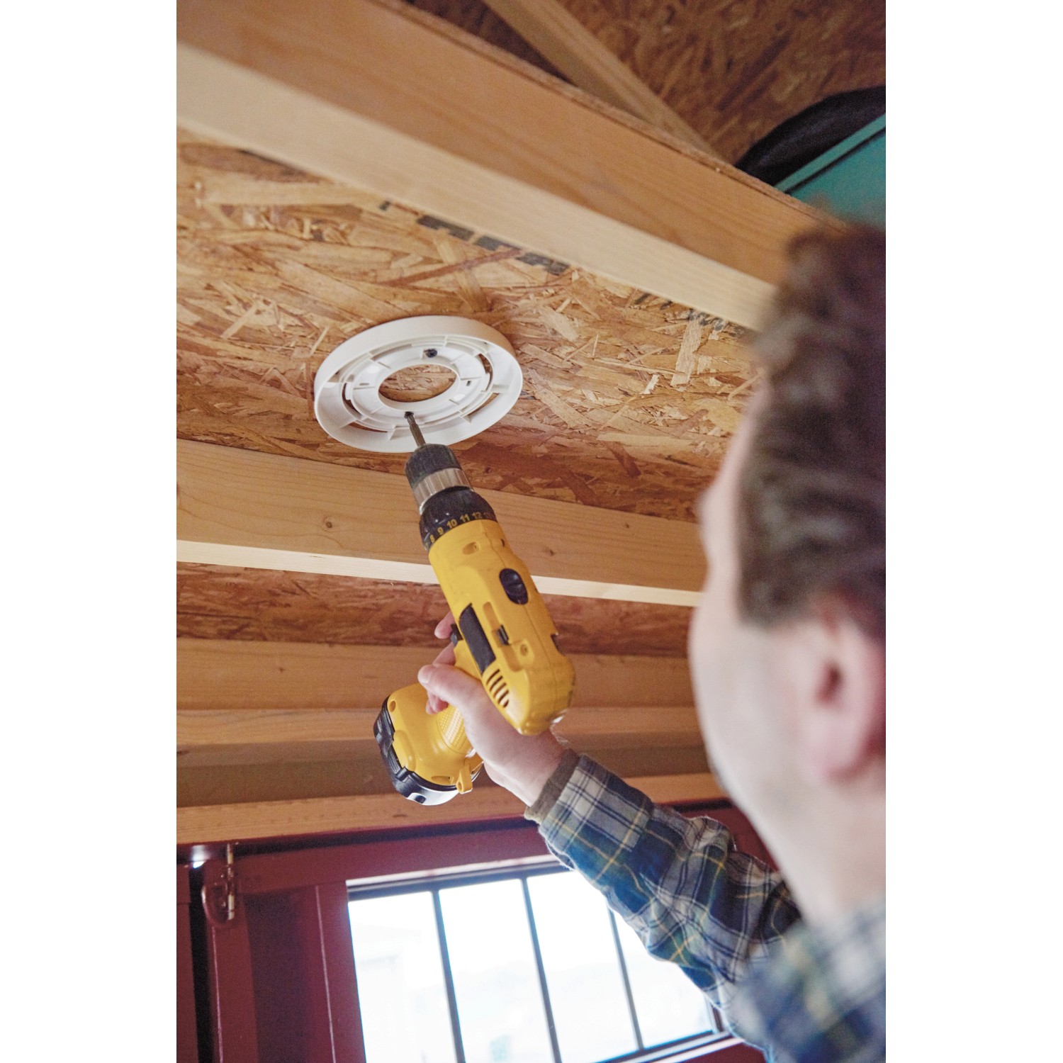 Installation der weißen Mr. Beams LED-Deckenleuchte mit Bewegungsmelder.