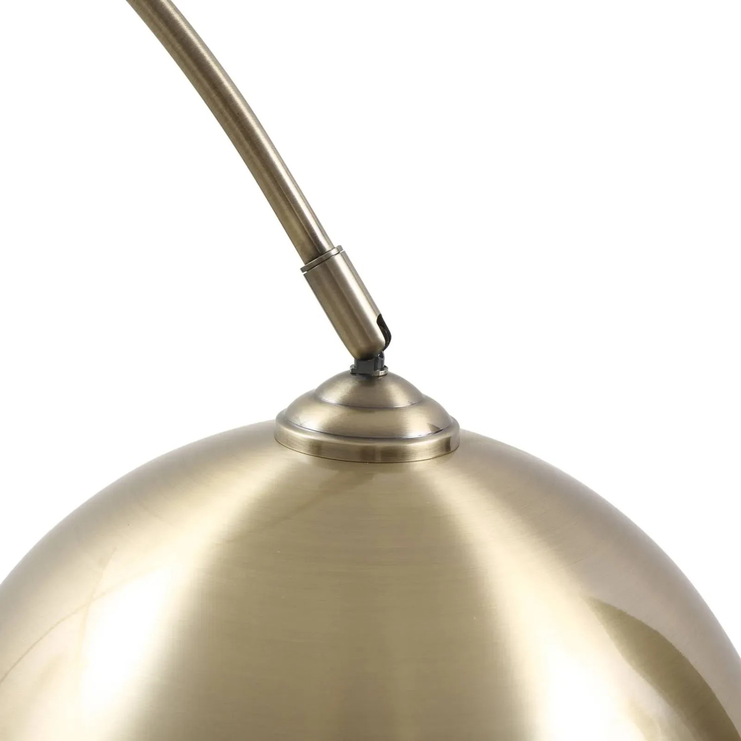 Detailaufnahme der bronzefarbenen Lindby Bogenleuchte Lennart aus Metall.