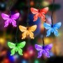 Bunte LED Solar Schmetterling-Lichterkette für Garten und Außenbereich. Leuchtende Schmetterlinge in Rot, Orange, Grün, Blau, Lila.
