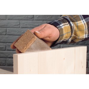 Hand schleift Holz mit LUX Hand-Schleifklotz Kork. Schleifmittel für feines Finishing.
