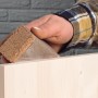 Hand schleift Holz mit LUX Hand-Schleifklotz Kork. Schleifmittel für feines Finishing.