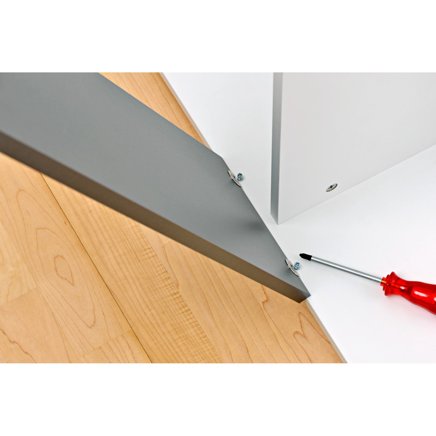 Aufbau des Eheim VivalineLED Aquarium-Unterschranks in Eiche Grau mit Schraubenzieher.