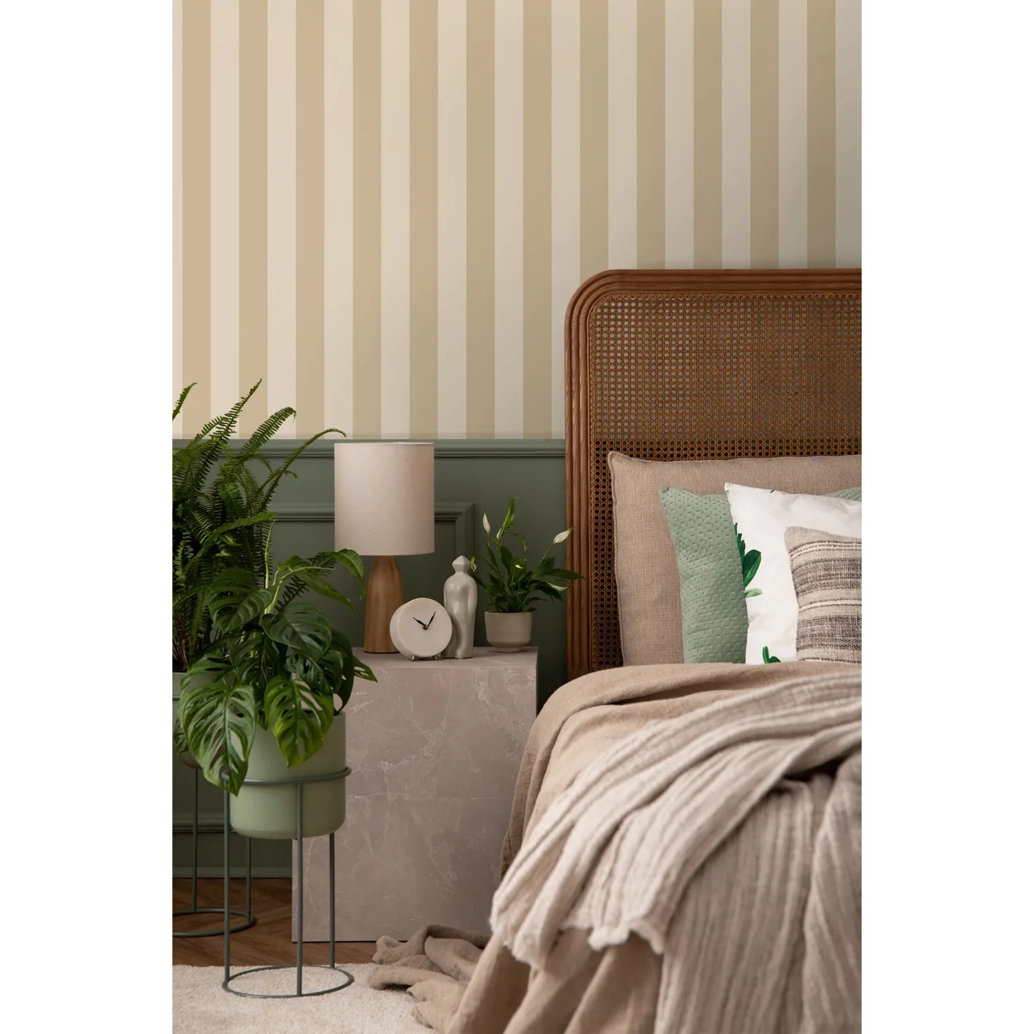 Beige gestreifte Vliestapete an einer Wand im Schlafzimmer. Dekorative Tapete mit Streifenmuster für stilvolle Räume.