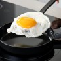 Fackelmann Minipfanne Statement 14 cm mit Spiegelei auf einem Induktionskochfeld.