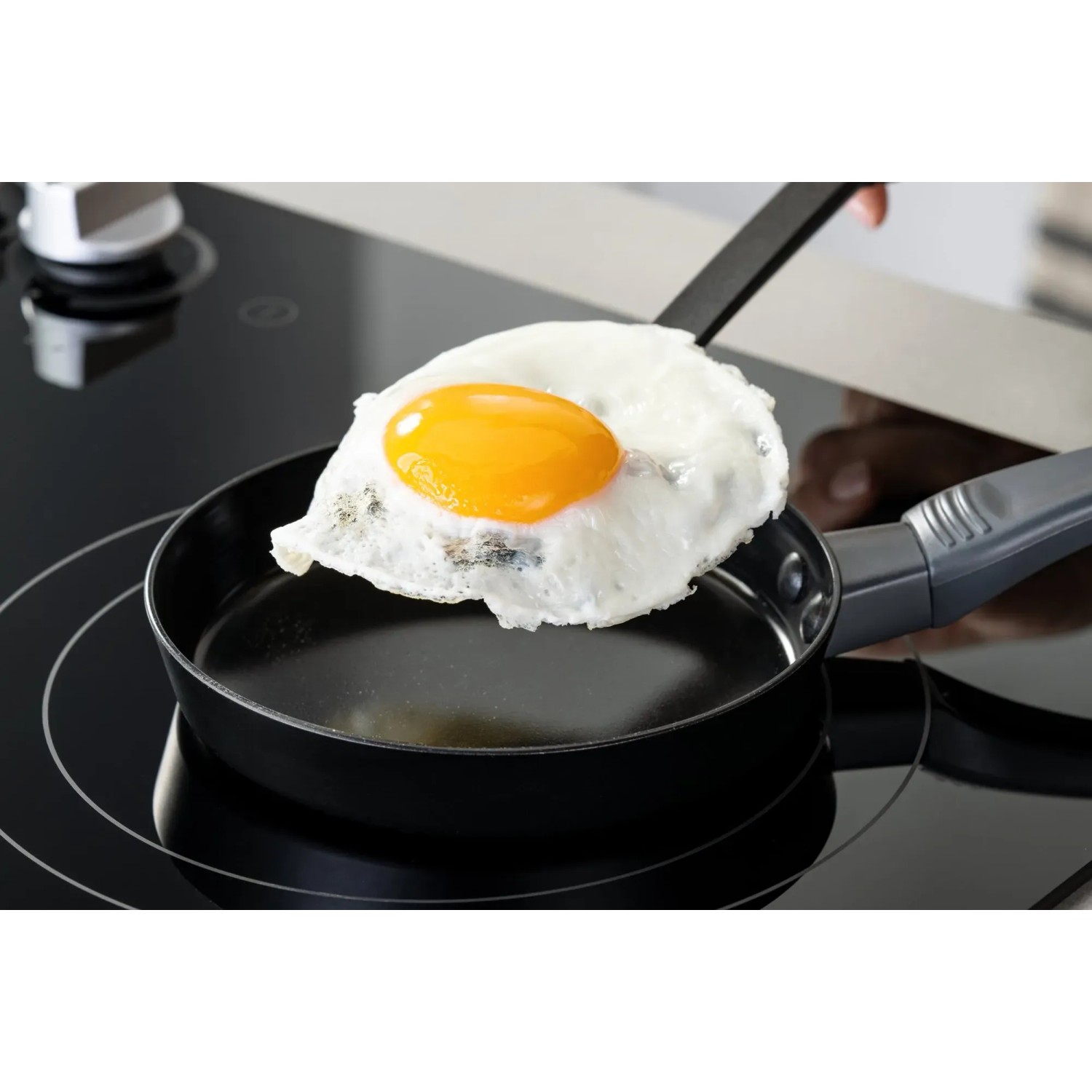 Fackelmann Minipfanne Statement 14 cm mit Spiegelei auf einem Induktionskochfeld.