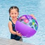 Fröhliches Mädchen mit lila Bestway Wasserball Groove n' Splash im Pool.