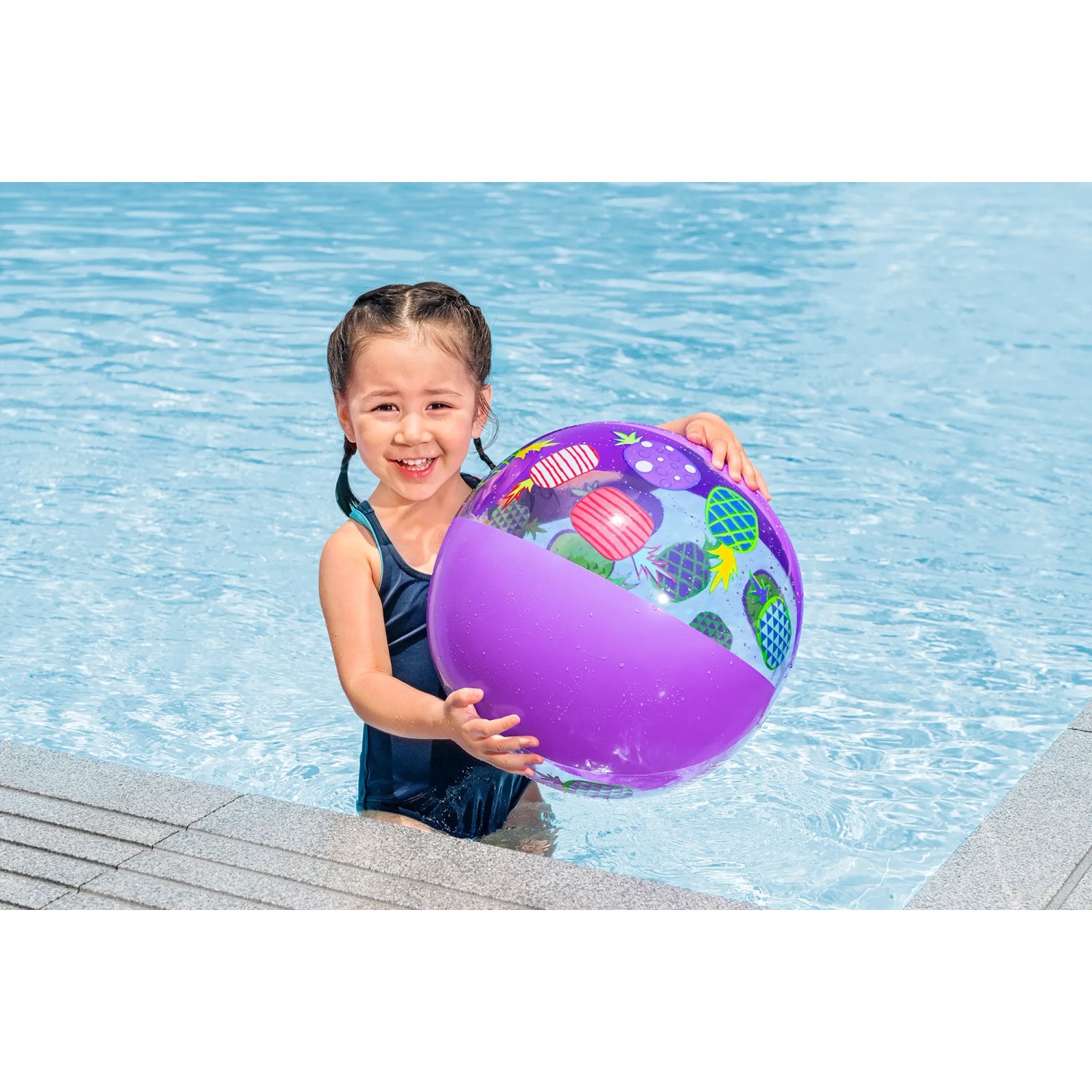 Fröhliches Mädchen mit lila Bestway Wasserball Groove n' Splash im Pool.