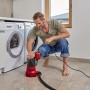 Einhell Schmutzwasserpumpe GC-DP 7035 LL im Einsatz, rot, mit Schwimmerschalter. Ideal für Klar- und Schmutzwasser.