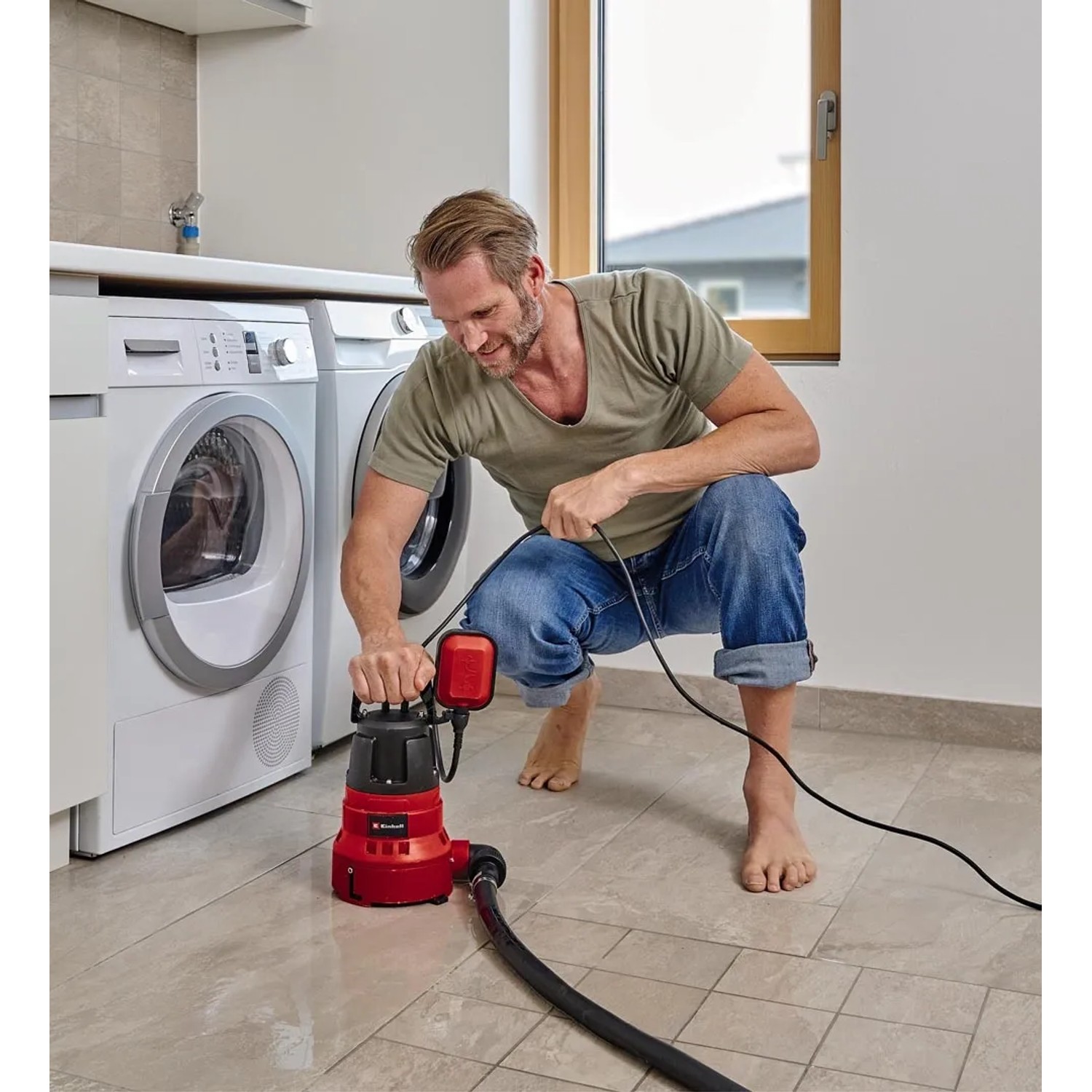 Einhell Schmutzwasserpumpe GC-DP 7035 LL im Einsatz, rot, mit Schwimmerschalter. Ideal für Klar- und Schmutzwasser.