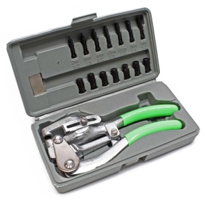 Wiltec Lochzangen Set im grauen Koffer: Silberne Stanzzange mit grünen Griffen und diverse Lochstempel.