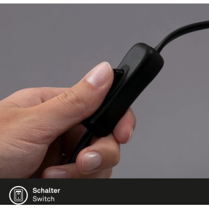 Detailaufnahme: Hand betätigt Schalter der schwarzen Brilo LED-Tischleuchte.