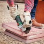 Bosch Akku-Winkelschleifer Universal Grind 18V-75 Solo beim Trennen von Steinplatten.