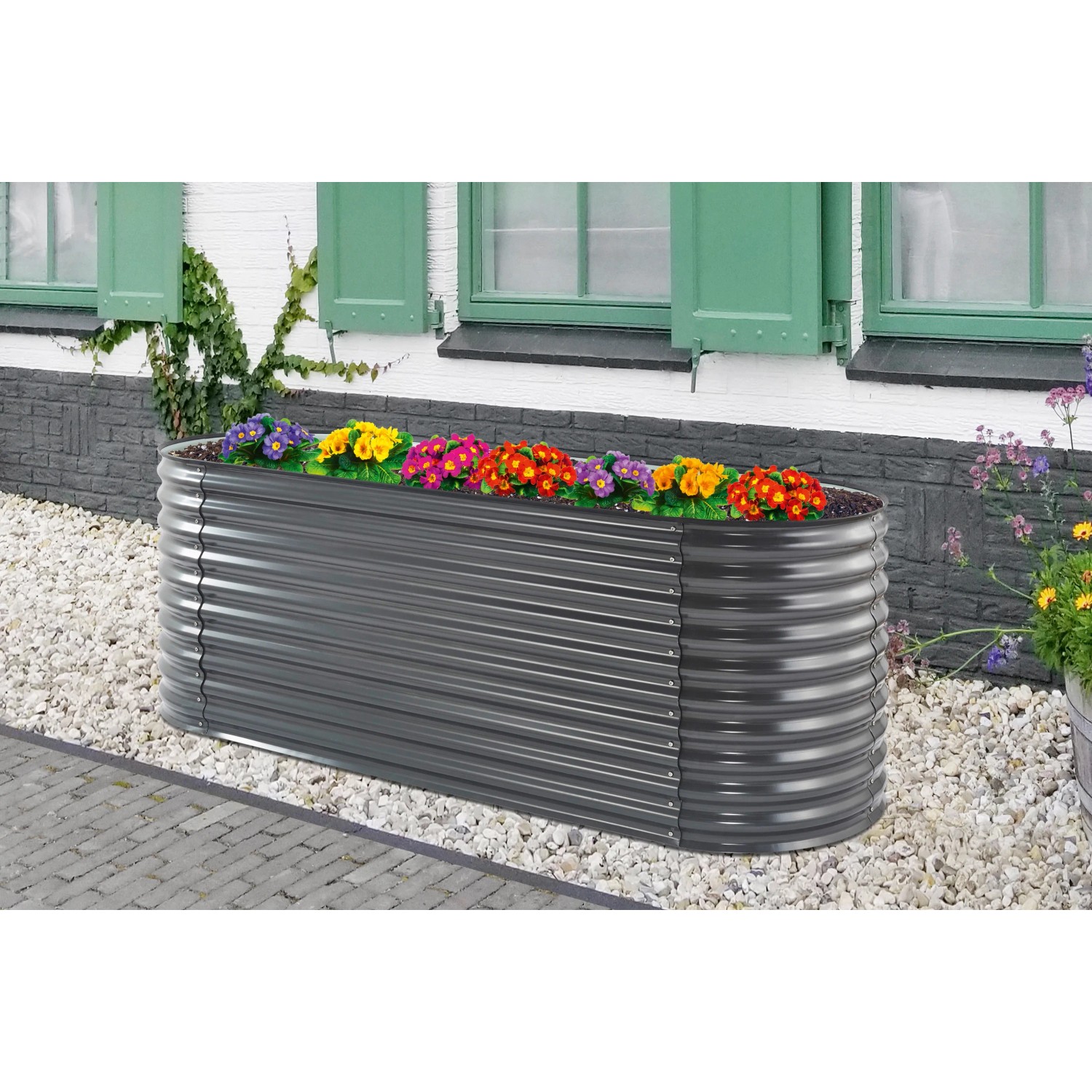 Anthrazitfarbenes Floraworld Hochbeet Welle (240x80x82cm) aus Metall, bepflanzt mit bunten Blumen.