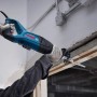 Bosch Professional GSA 12-30 Säbelsäge im Einsatz beim Holzsägen.