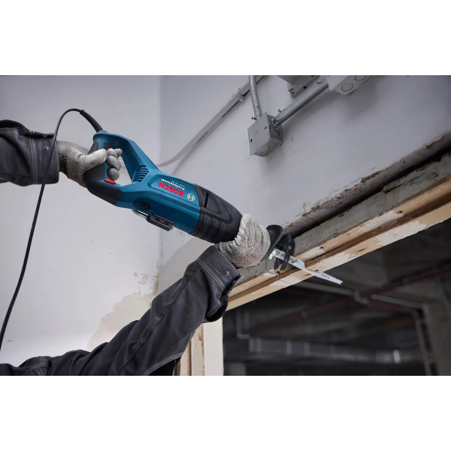 Bosch Professional GSA 12-30 Säbelsäge im Einsatz beim Holzsägen.