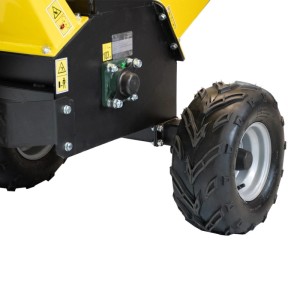 Robuster Luftreifen und Fahrwerk des BAMATO Benzin-Holzhäckslers HACK-150 für mobilen Einsatz im Garten.