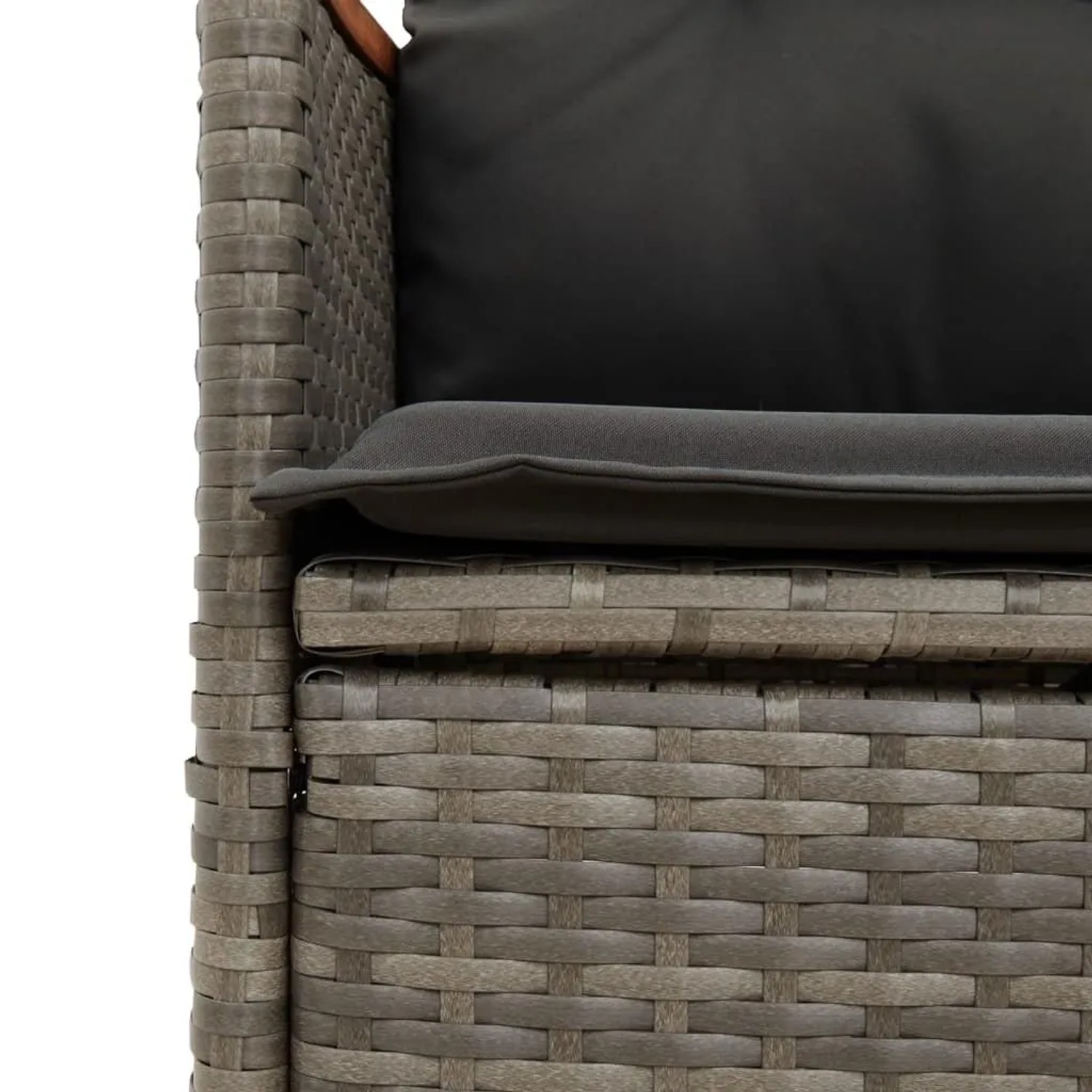 Grauer Poly Rattan Gartensessel mit dunkelgrauen Kissen. Detailansicht der geflochtenen Struktur und bequemen Polsterung.