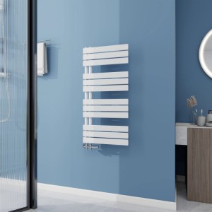 Weißer AICA Badheizkörper Handtuchwärmer an blauer Wand im modernen Badezimmer. Heizkörper zur Wandmontage.