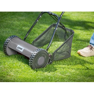 CMI Spindelrasenmäher C-HS-30 im Einsatz auf Rasenfläche mit Fangkorb.