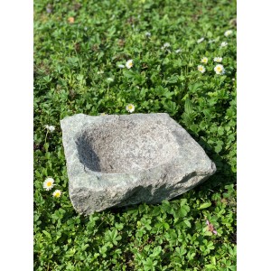 Vogeltränke aus Schwarzwaldgranit, handgemeißelt, ca. 20x30cm, auf einer grünen Wiese.