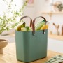 Rotho Albula Multibag in Mistletoe Green (25L) gefüllt mit Lebensmitteln. Praktische Aufbewahrungsbox mit Tragegriffen.