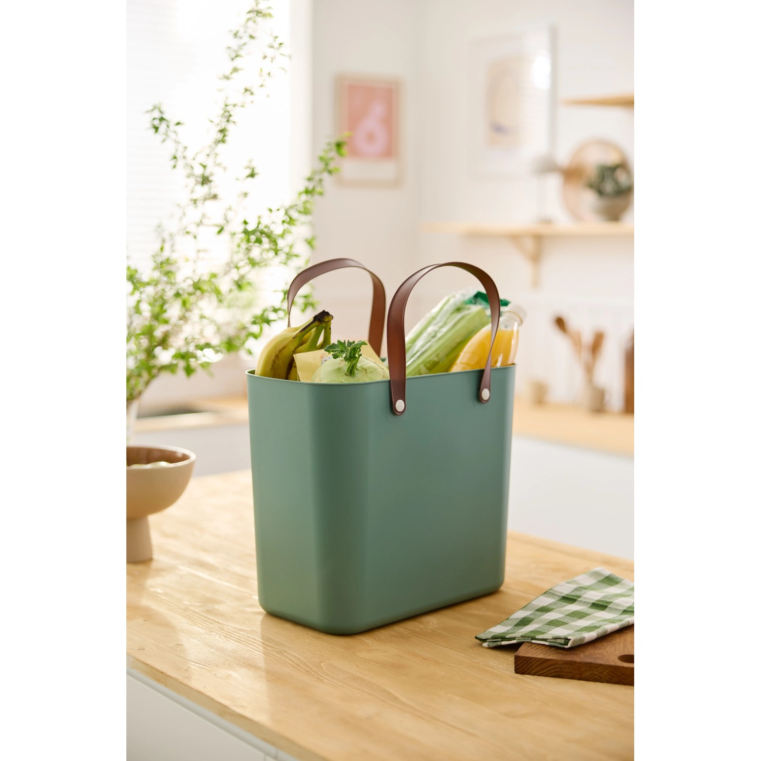 Rotho Albula Multibag in Mistletoe Green (25L) gefüllt mit Lebensmitteln. Praktische Aufbewahrungsbox mit Tragegriffen.