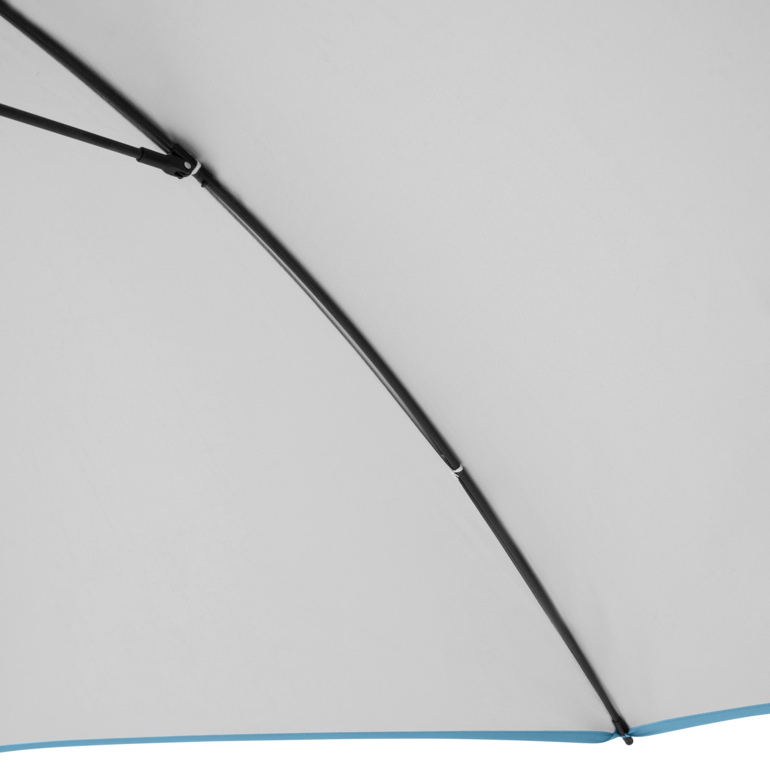 Detailaufnahme: Innenseite blauer Doppler Strandschirm Windprofi Neo 200 mit schwarzem Gestell.