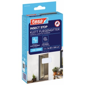 Verpackung des tesa Insect Stop Klett Fliegengitters für Türen, weiß, mit Anwendungsbeispiel.