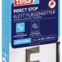 Verpackung des tesa Insect Stop Klett Fliegengitters für Türen, weiß, mit Anwendungsbeispiel.
