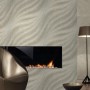 Colani Vliestapete Evolution mit Wellenstruktur in Bronze im Wohnzimmer.