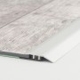 Anpassprofil in Silber für Vinylboden, 7,5 mm stark, für einen sauberen Übergang.