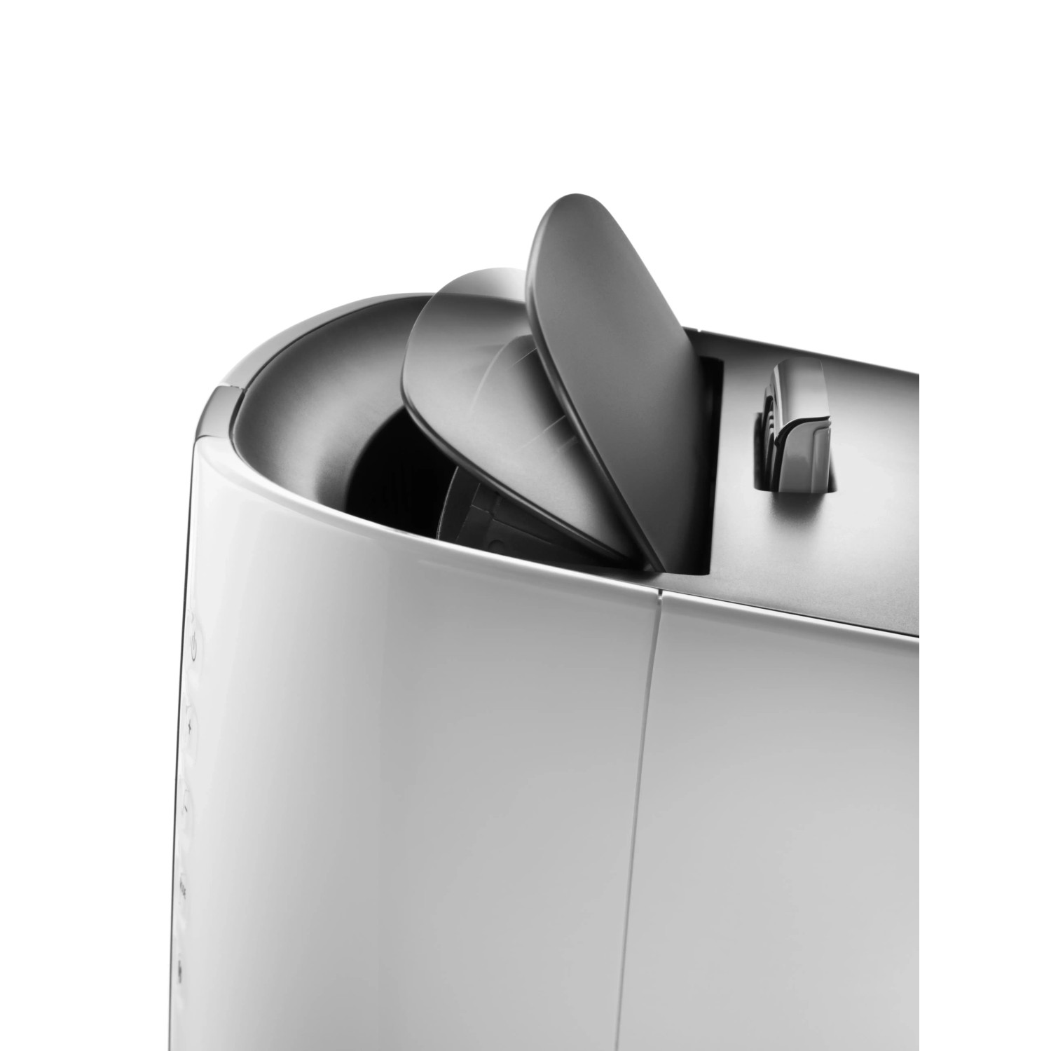 Detailaufnahme: DeLonghi PAC EX100 Silent Klimagerät in Weiß, Ansicht von oben mit geöffneter Abdeckung.