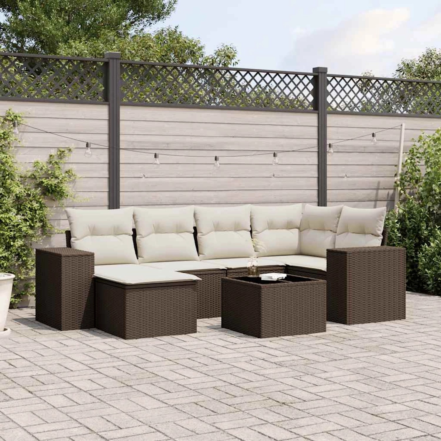 Braune 7-tlg. vidaXL Garten-Sofagarnitur aus Polyrattan mit cremefarbenen Kissen.